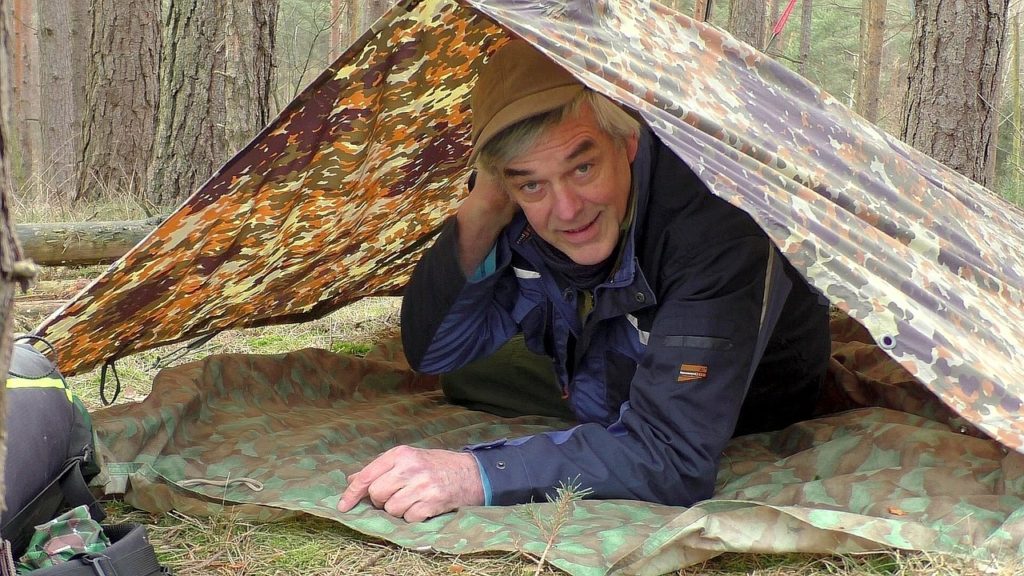 how to build a survival shelter with tarp